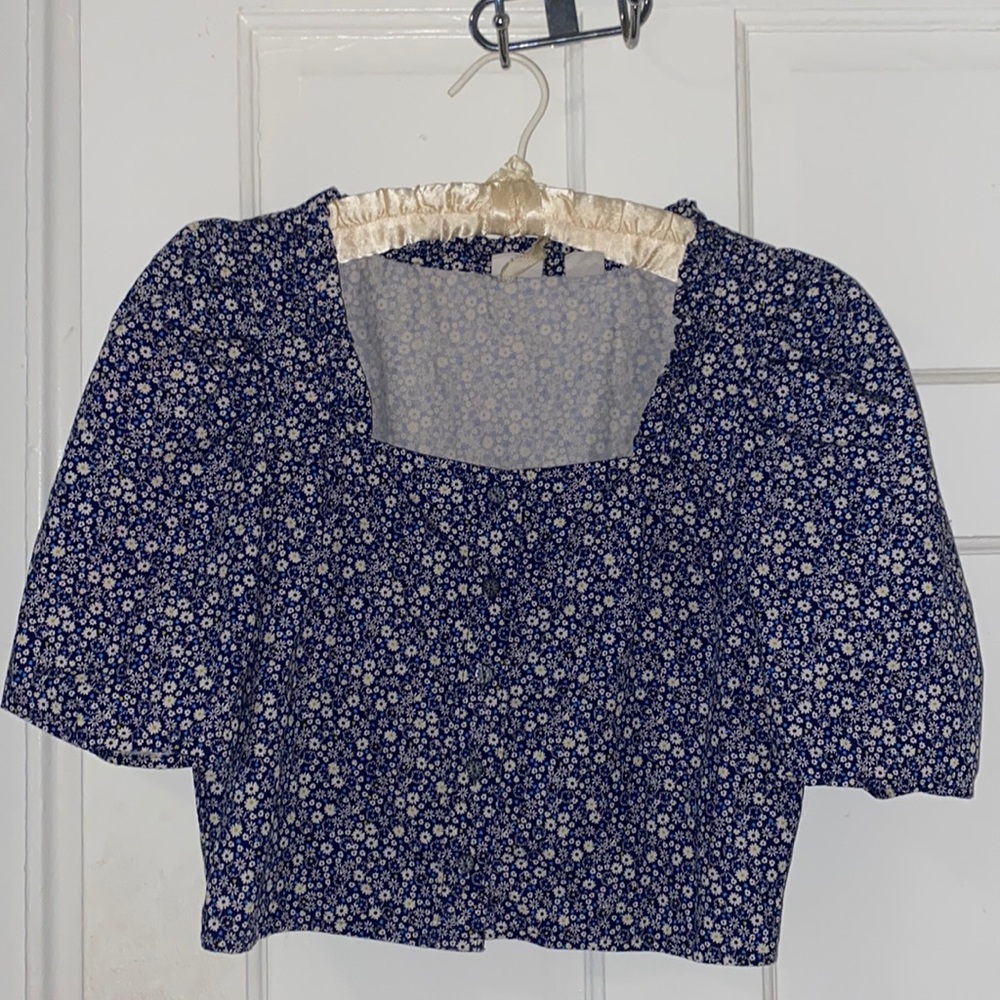 Levi’s cropped floral puff sleeve top